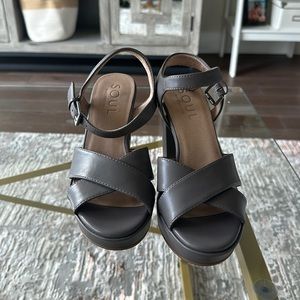 Gray chunky heals